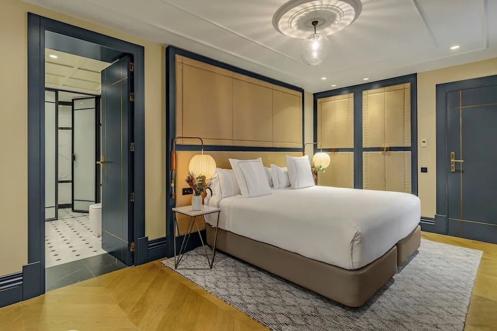 Deluxe Double room (full double bed)