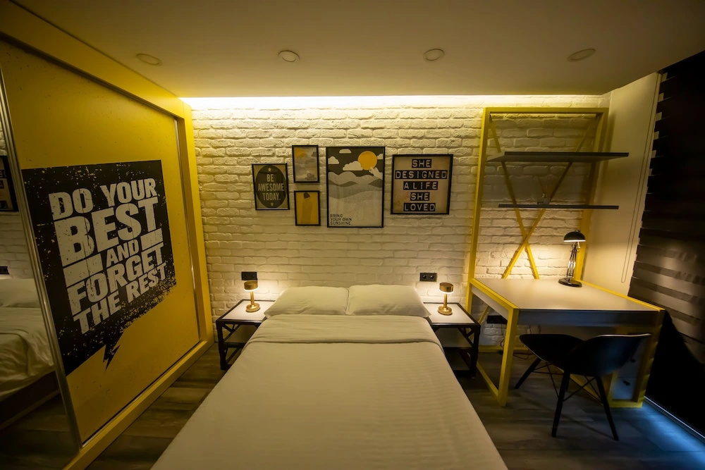 Deluxe Double room (full double bed)