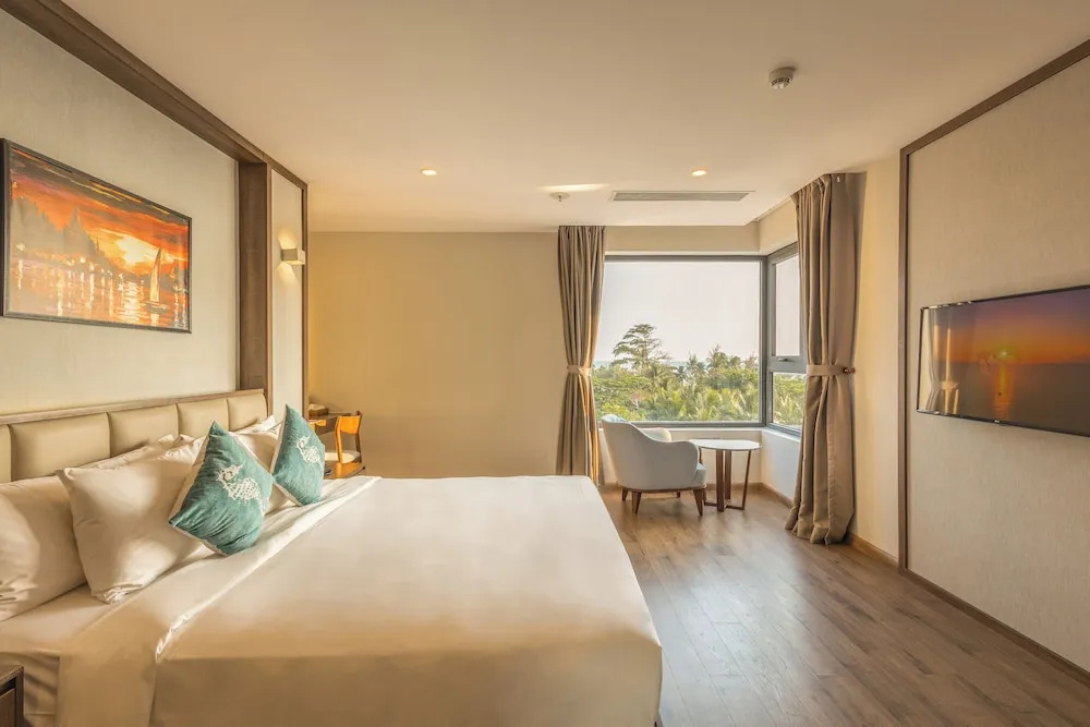 Deluxe Double room with partial view (full double bed)