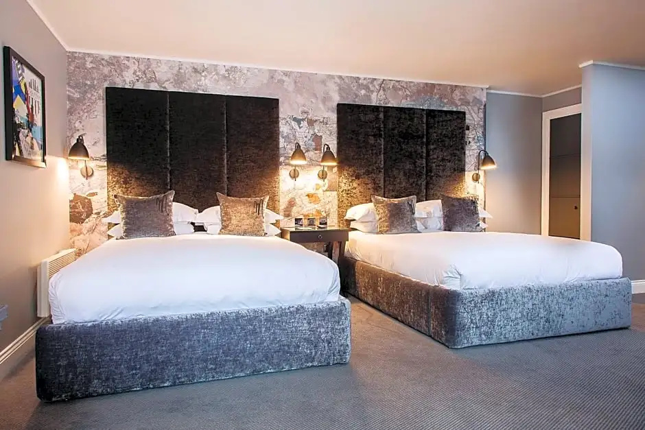 Deluxe Quadruple Club room