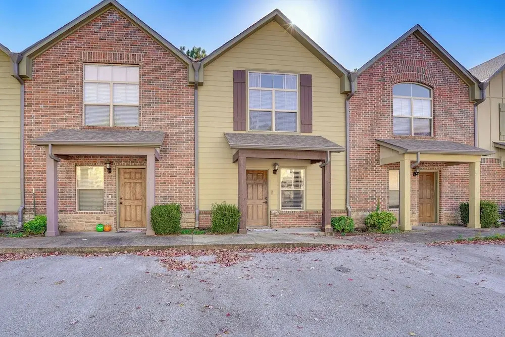 5 Mi to Univ of Arkansas: Cozy Townhome w/ Deck