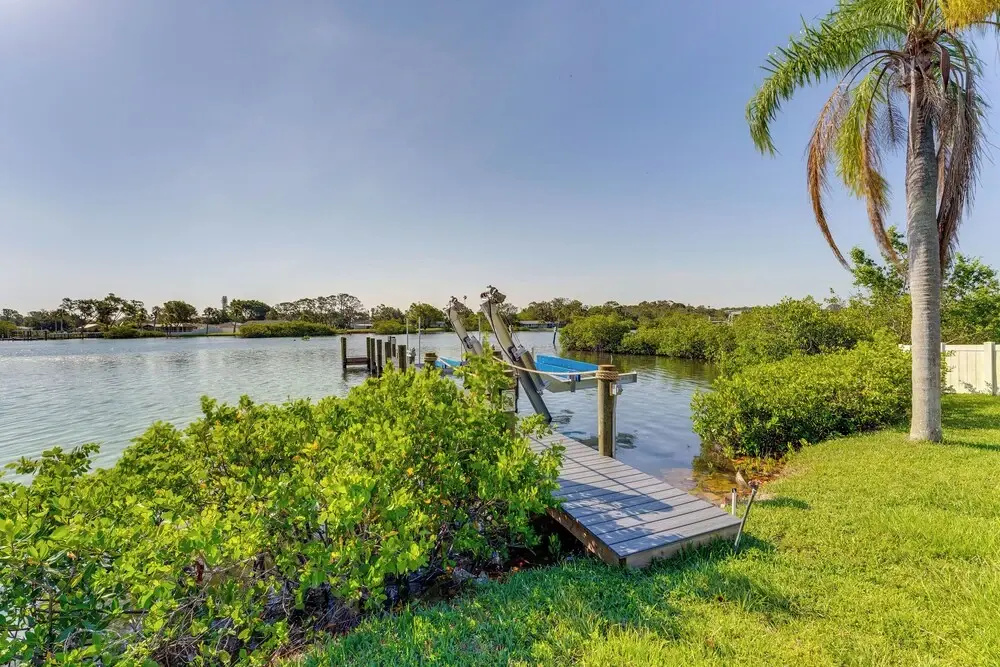 Waterfront Nokomis Escape w/ Dock, Kayaks & Bikes!