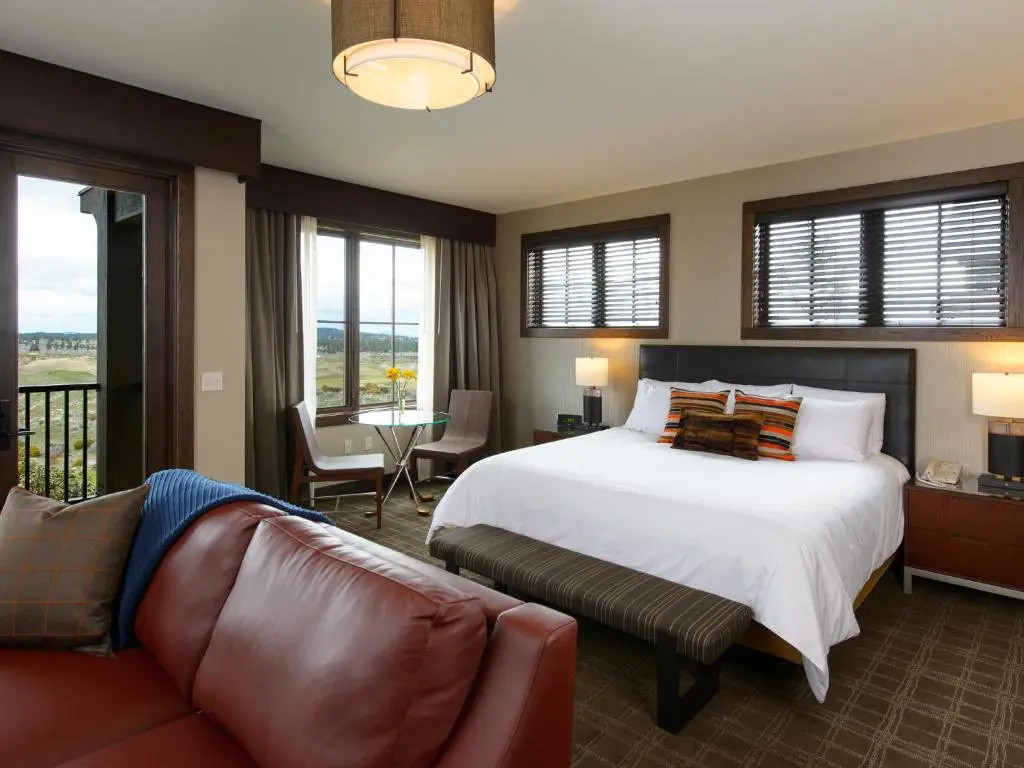 Deluxe Double room with golf view full double bed