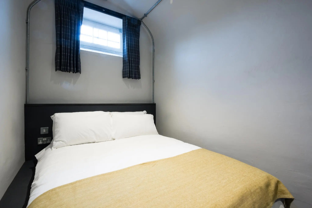 Double room (full double bed)