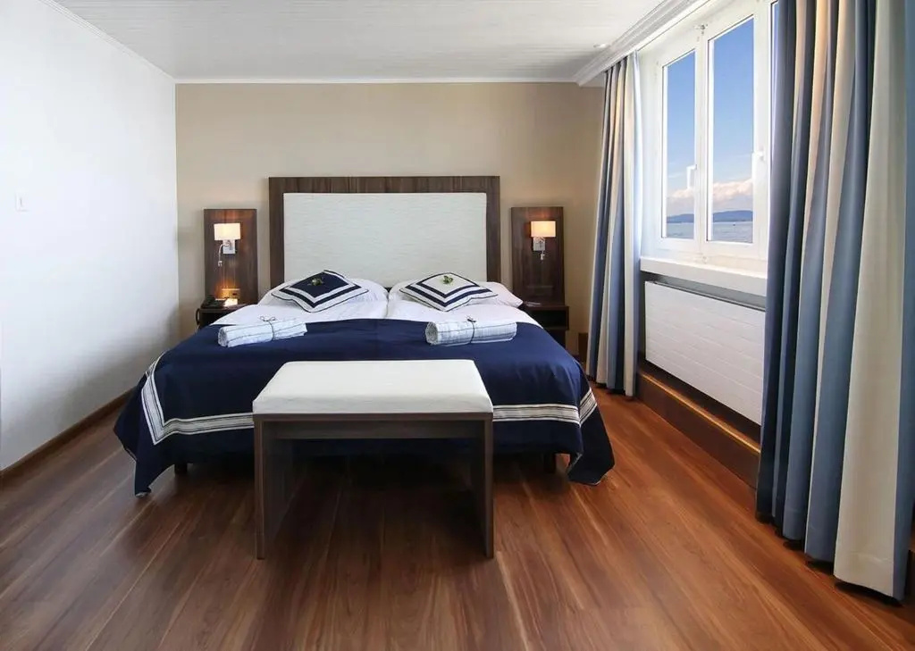 Standard Double room with lake view (full double bed)