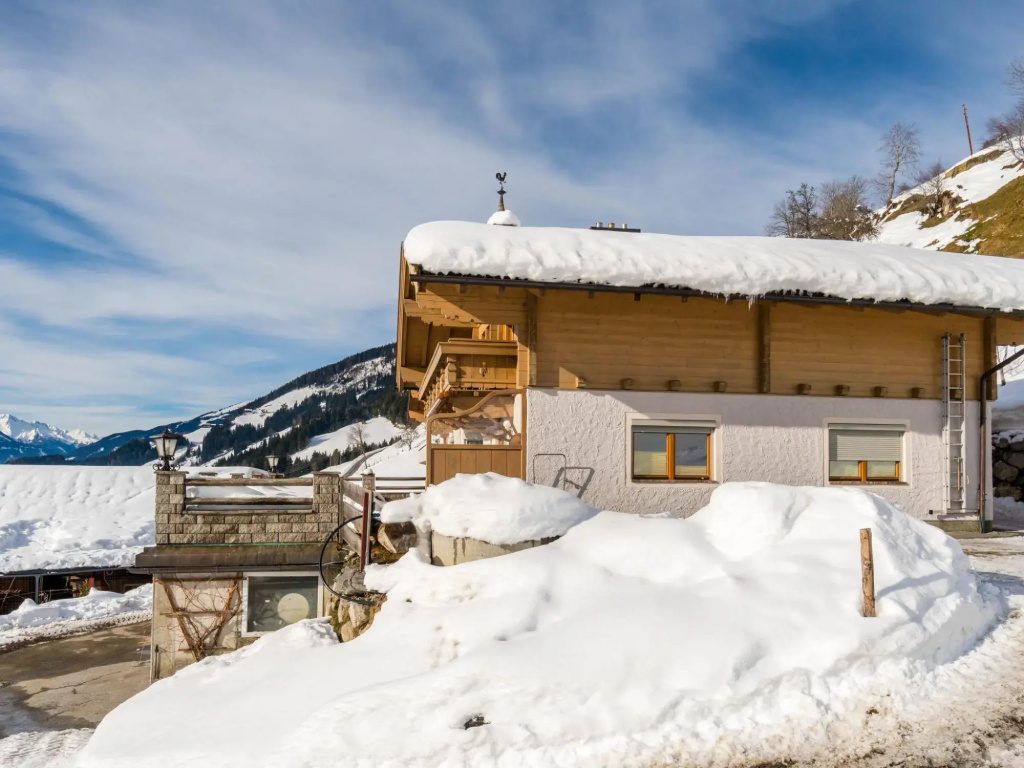 Sunlit Apartment near Ski Area in Hollersbach im Pinzgau