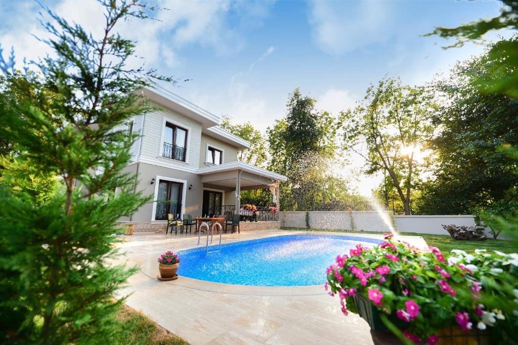 Вилла с балконом и с красивым видом из окна в Guzel Evler Family Resort