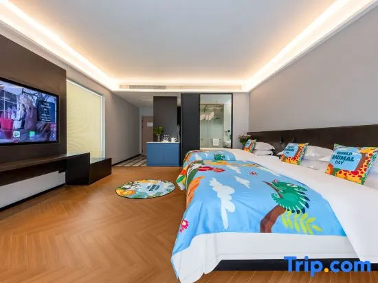 Standard Family room with courtyard view