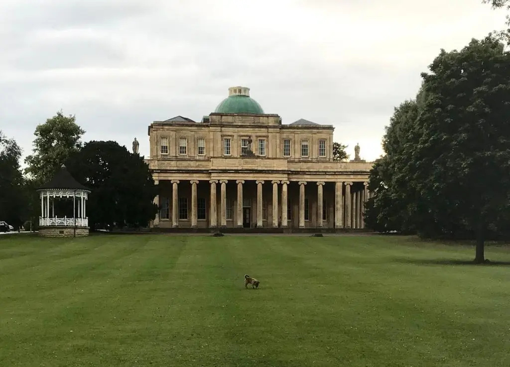 Perfect location for Racecourse and town centre