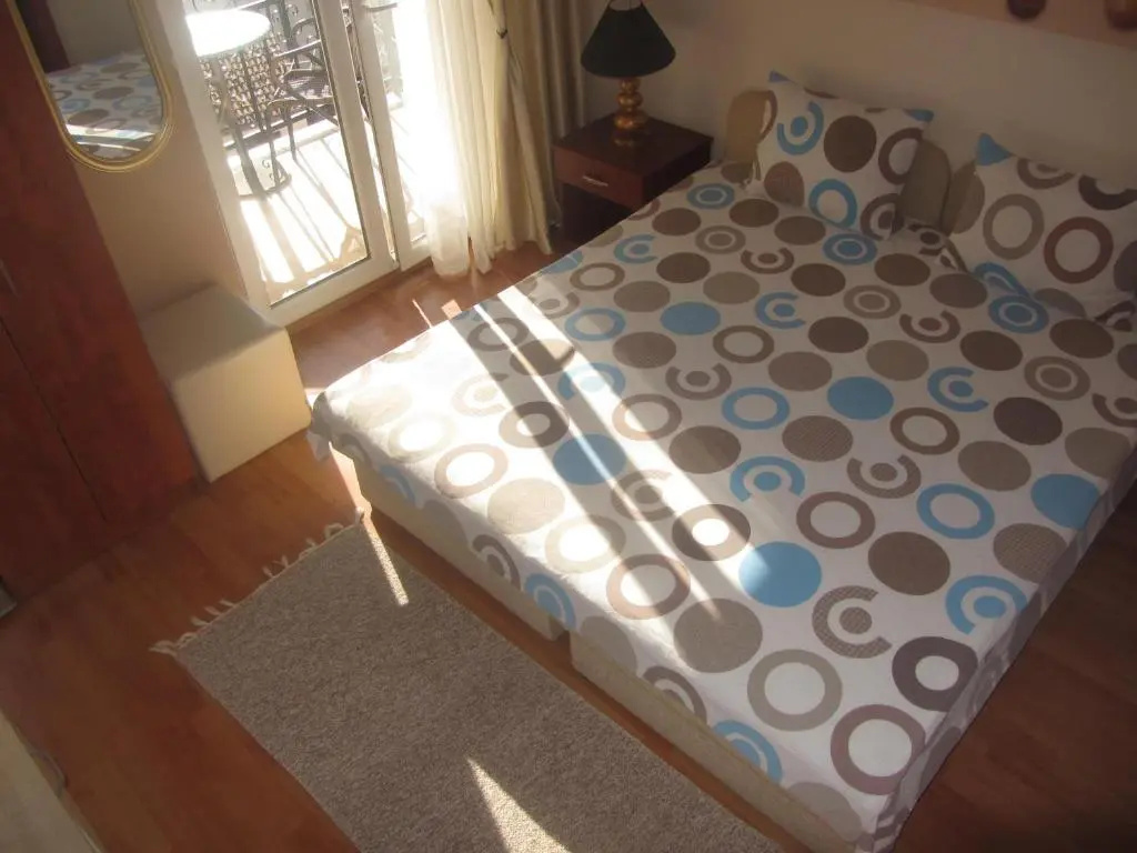 Standard Double room with lake view (full double bed)