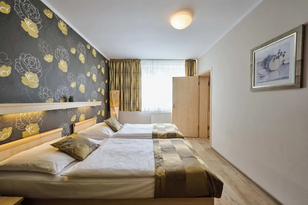 一室經典三人間，花園景觀