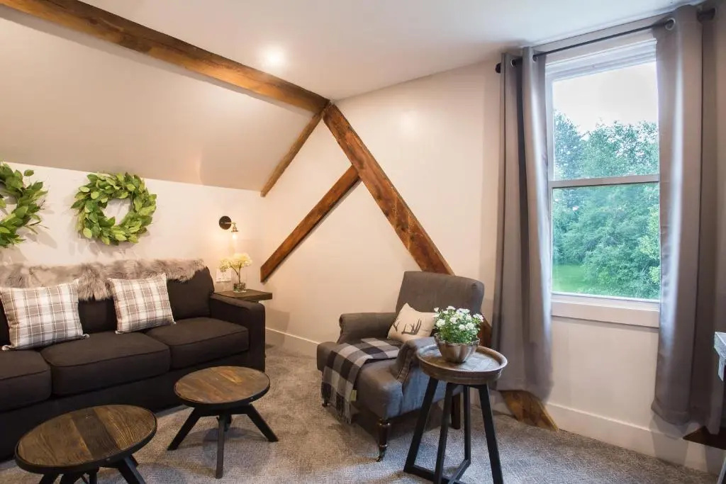Deluxe Double Suite (full double bed)