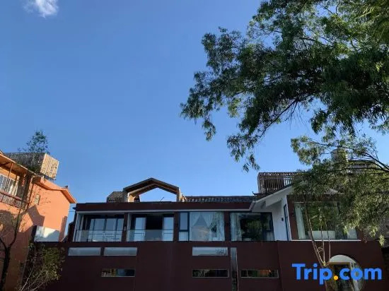 Xianyun Lakeside Hostel