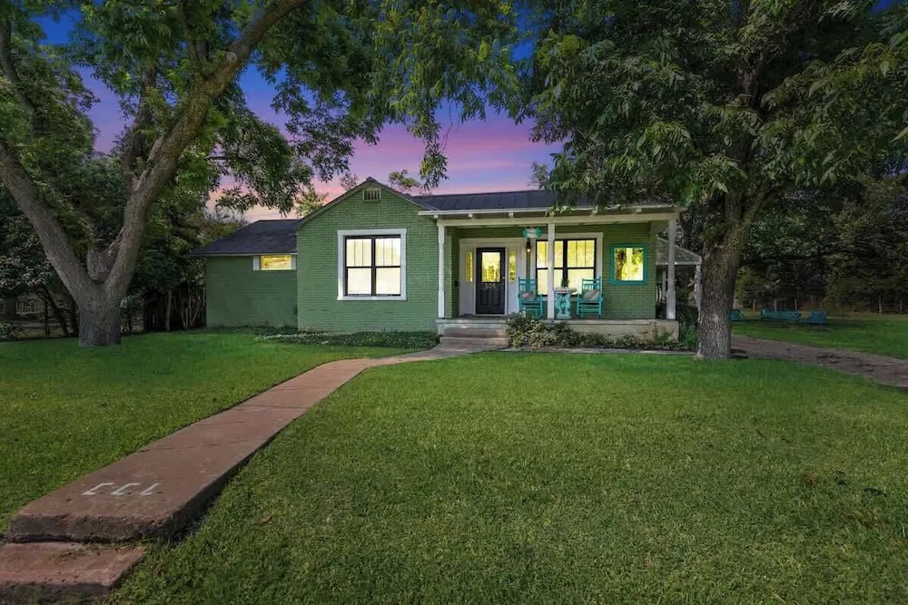 Clover Haus 2 Blks to Main St With Pool and Spa!