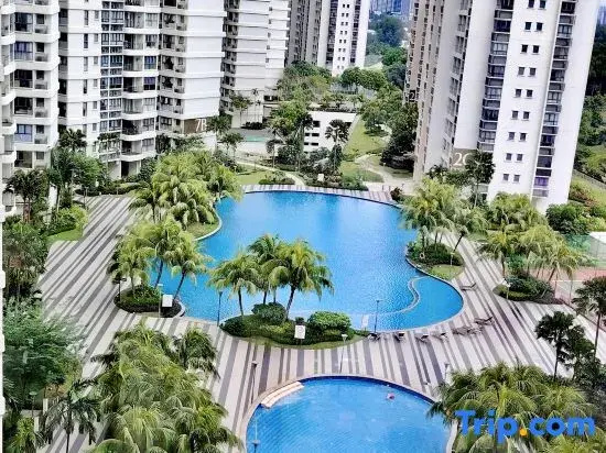 Deluxe 3 Bed 3 Bath Apartment