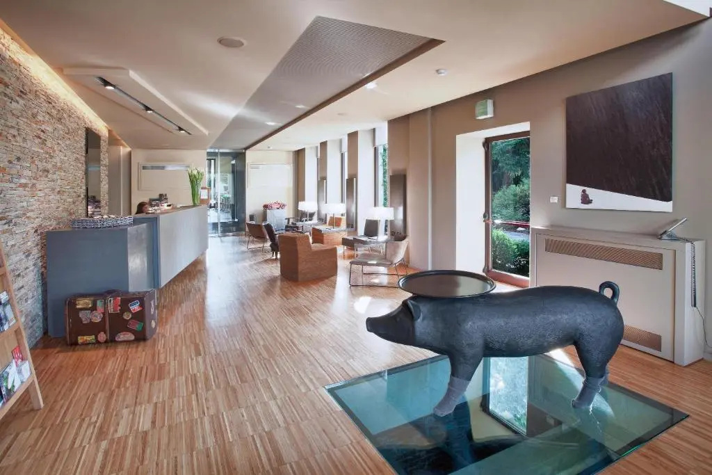 Lobby & Reception