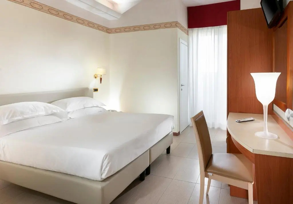 Standard Double room with partial sea view (full double bed)