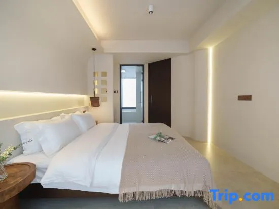 Deluxe Double room (full double bed)