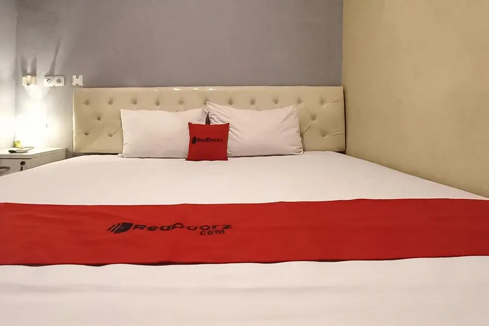 RedDoorz @Deluxe Hotel near Terminal Purabaya Bungurasih