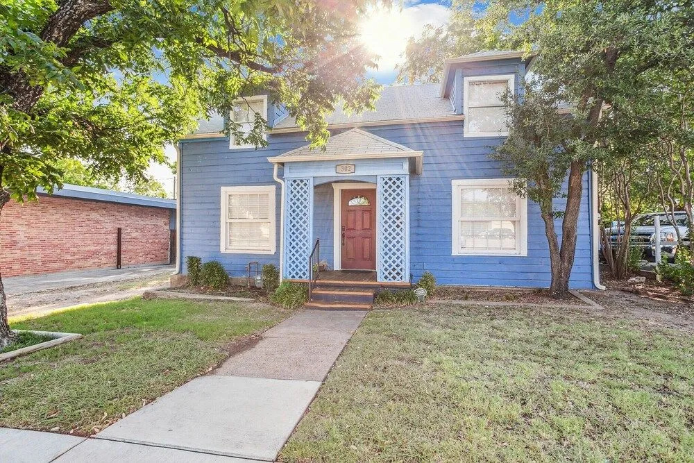 The Old Downtown Historic Grand Prairie House 4 Bedroom Home by RedAwning