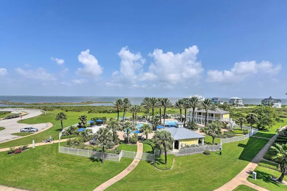 Pointe West Family Retreat: Balcony & Ocean Views!