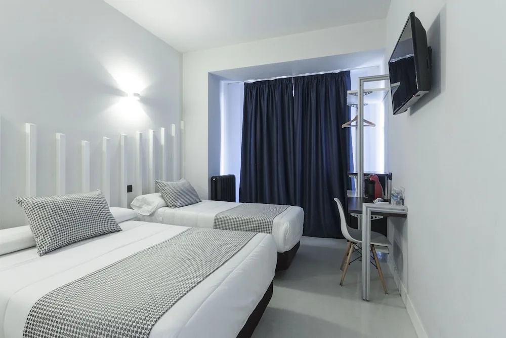 Standard Triple room with city view