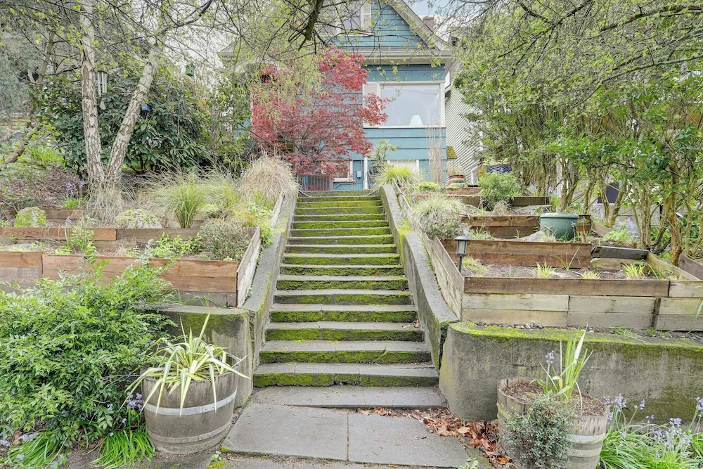 Walkable Green Lake Studio w/ Fireplace