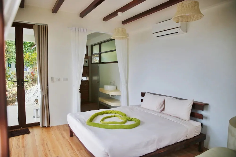 Deluxe Double room with balcony and with garden view (full double bed)