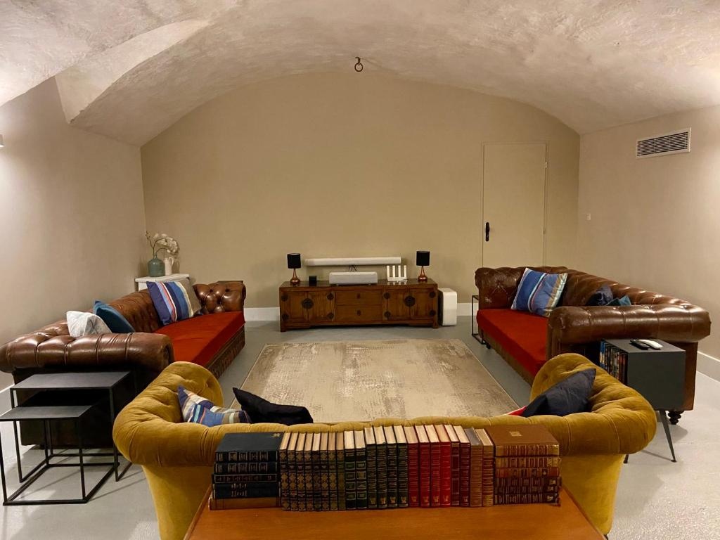 'French Country House in Town' with private garden, pool and cinema room