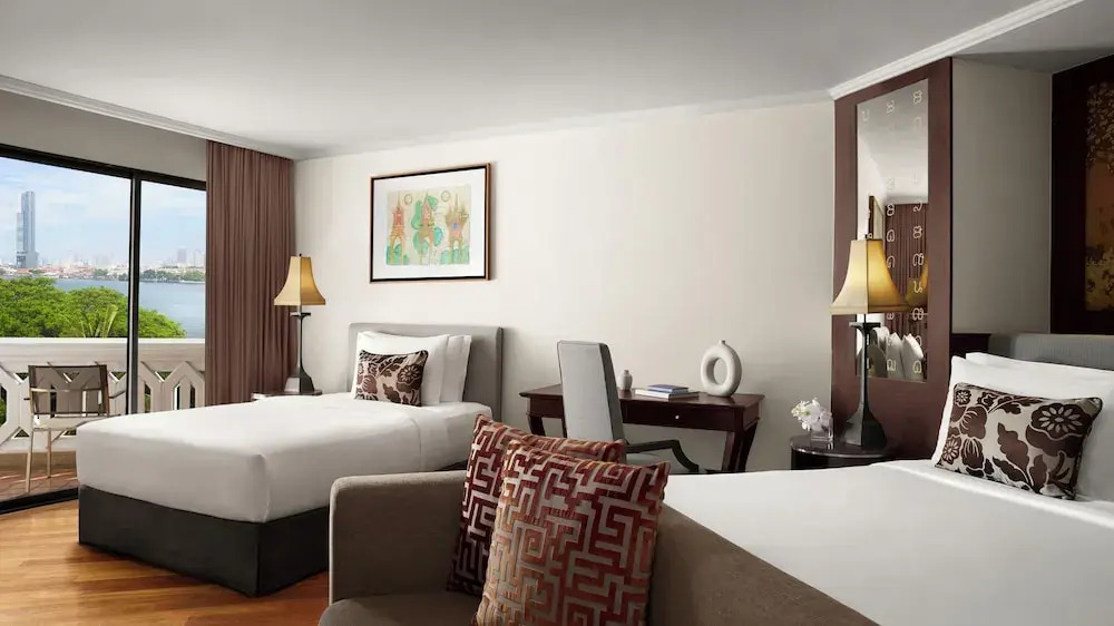 Люкс семейный с балконом в Anantara Riverside Bangkok Resort