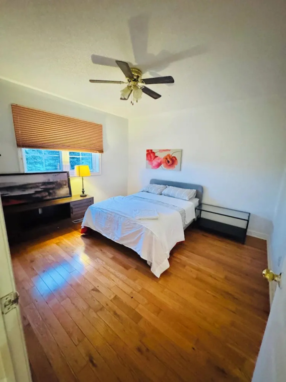 Luxurious House - 4 Bedrooms, 1 King, 3 Queen, 1 Singe bed Near Airport sq1