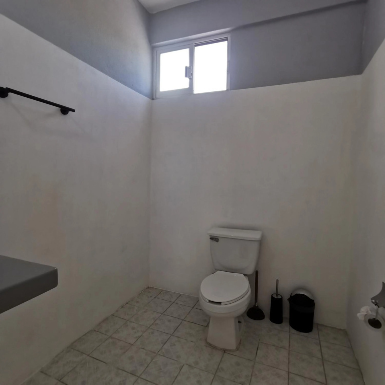 Large and comfy apartment, near DT and Principal Beach!