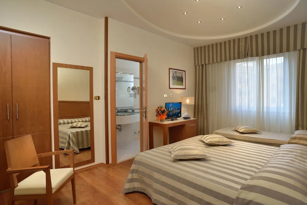 Hotel Astor — 4