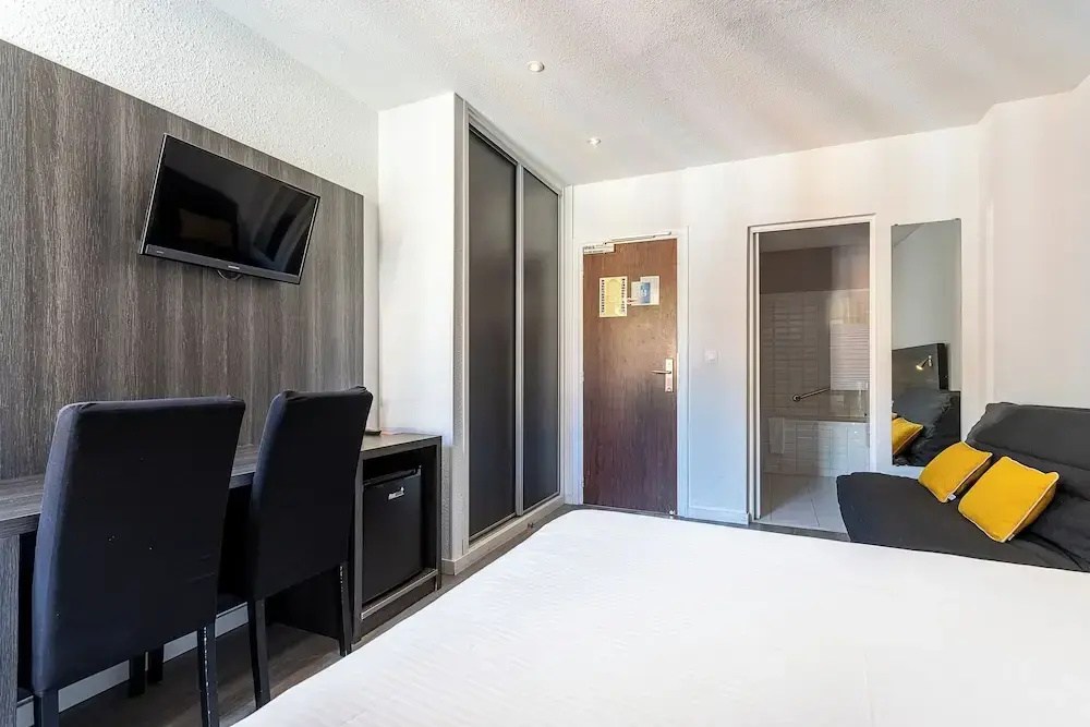 Standard Triple room with land view
