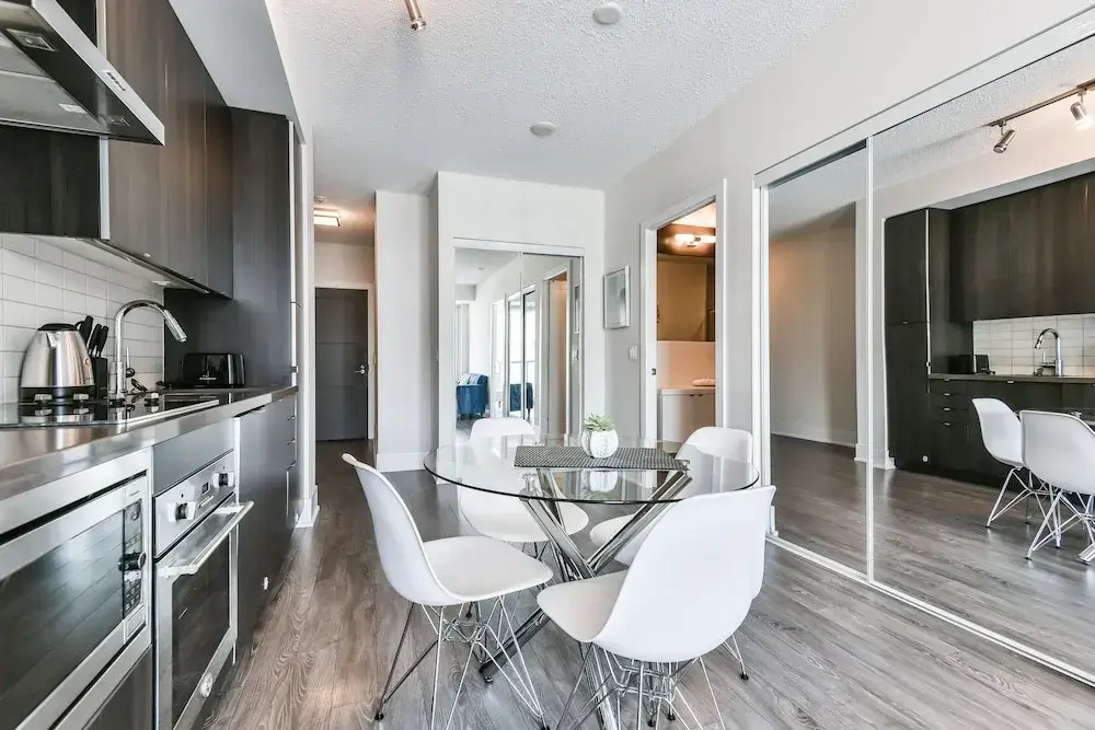 Front Street Luxury Condos - фото 23