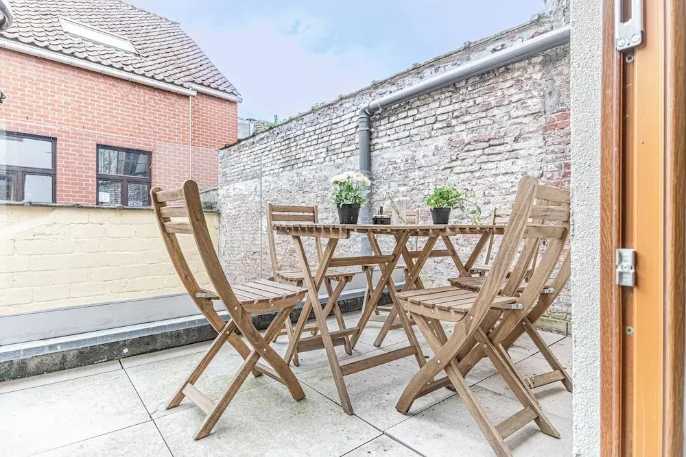 Modern 3BR Apt for 6 with Patio Ghent