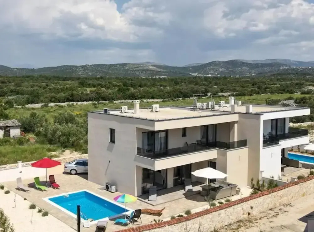 Villa Sunrise With Outdoor Pool