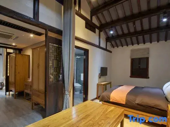 Standard room with courtyard view