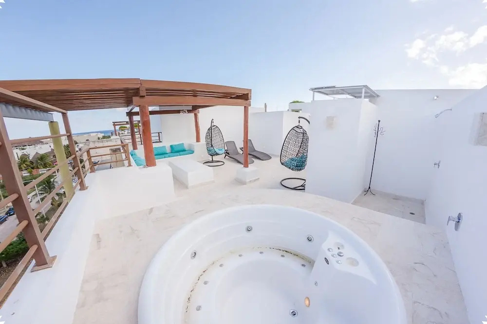 Fun and Relaxing 2BR PH steps away from the beach by Happy Address