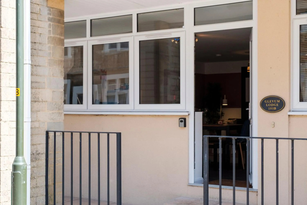 Glevum Lodge - 2BDRM Town Centre Apartment with open plan living area & walk in shower