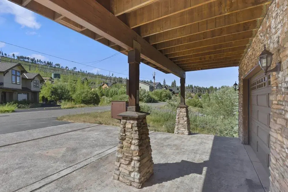 Mule Meadows Classy, Split Level South Tahoe Home!