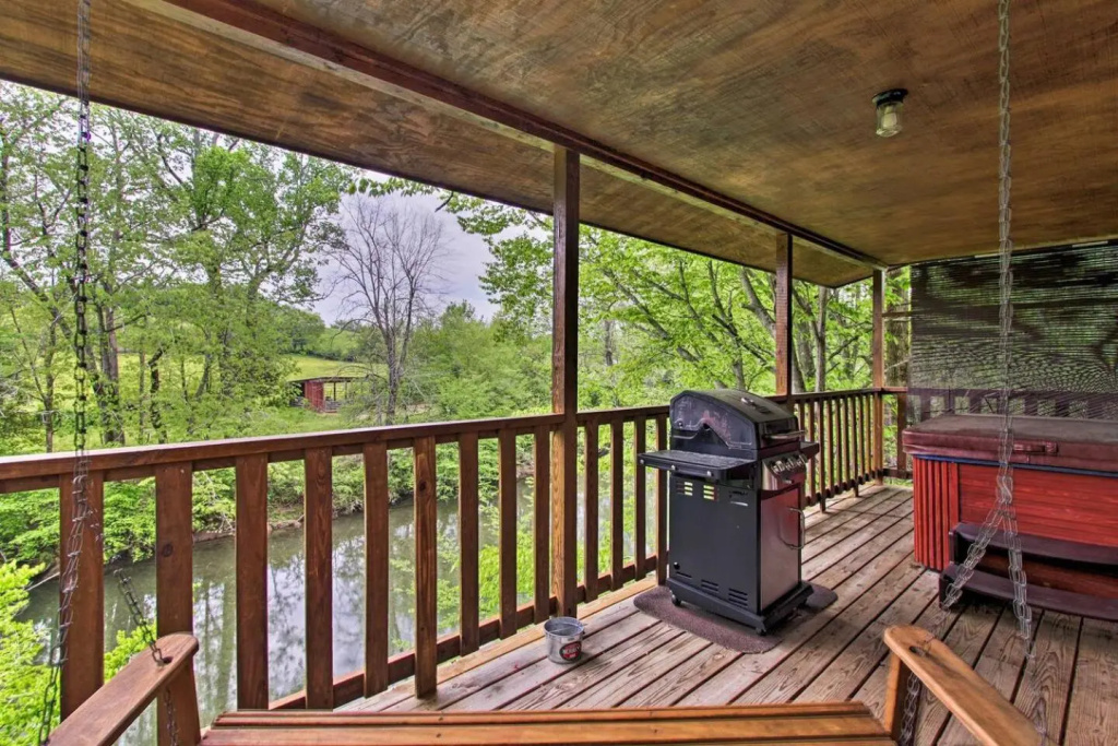 River Rush- Cozy Riverfront Cabin 5 Mi to Pigeon Forge