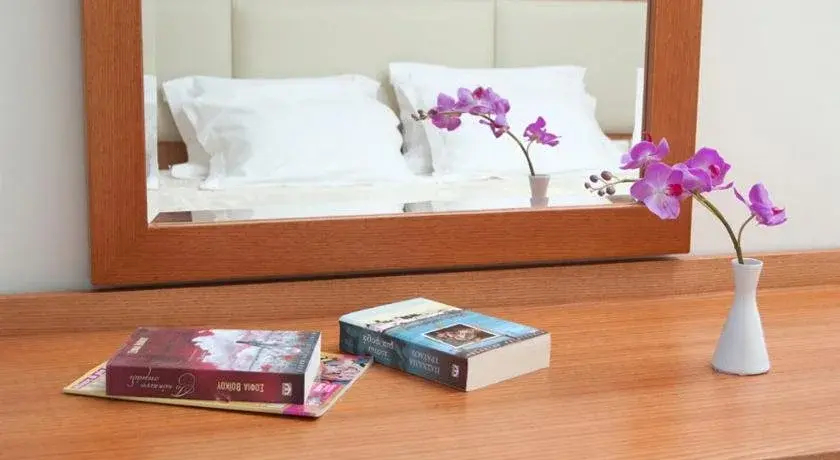 Saronis Hotel
