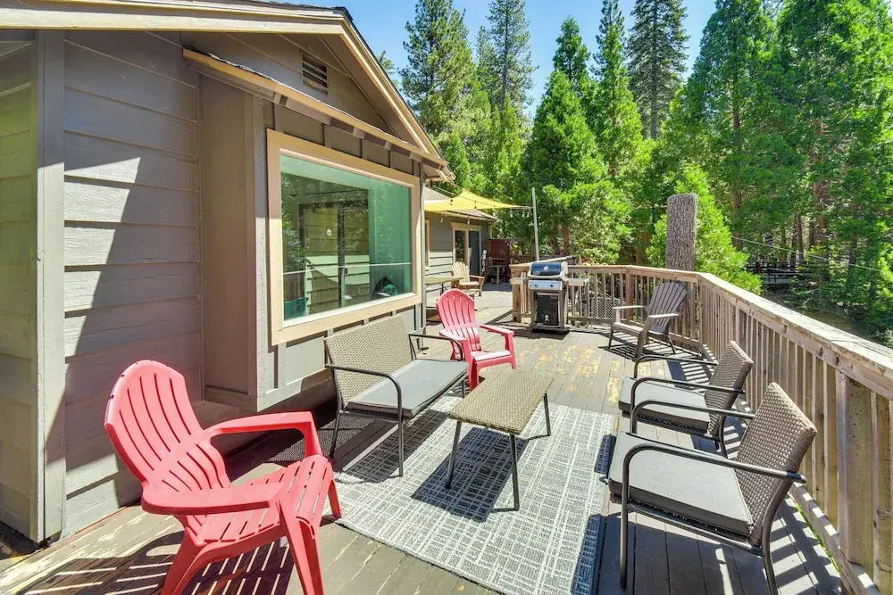 Cozy Retreat w/ Deck ~ 2 Mi to Pinecrest Lake!