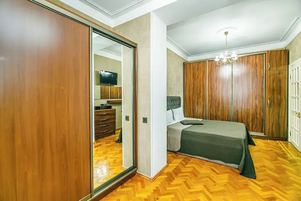Luxury Apartment with Flame Tower View — фото