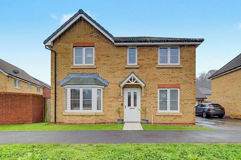 4-bed House, Sleeps 9 w/ Garden and Parking