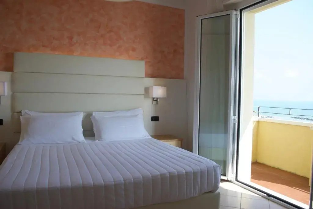 Standard Triple room with sea view