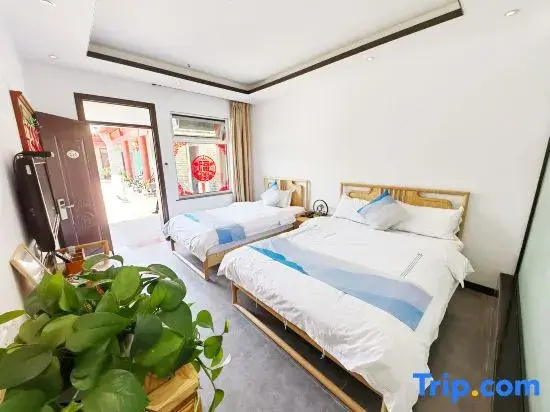 Standard Family room with courtyard view