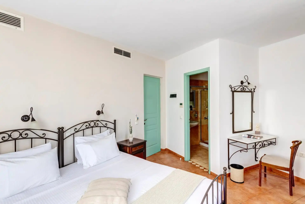 Classic Double room with garden view (full double bed)