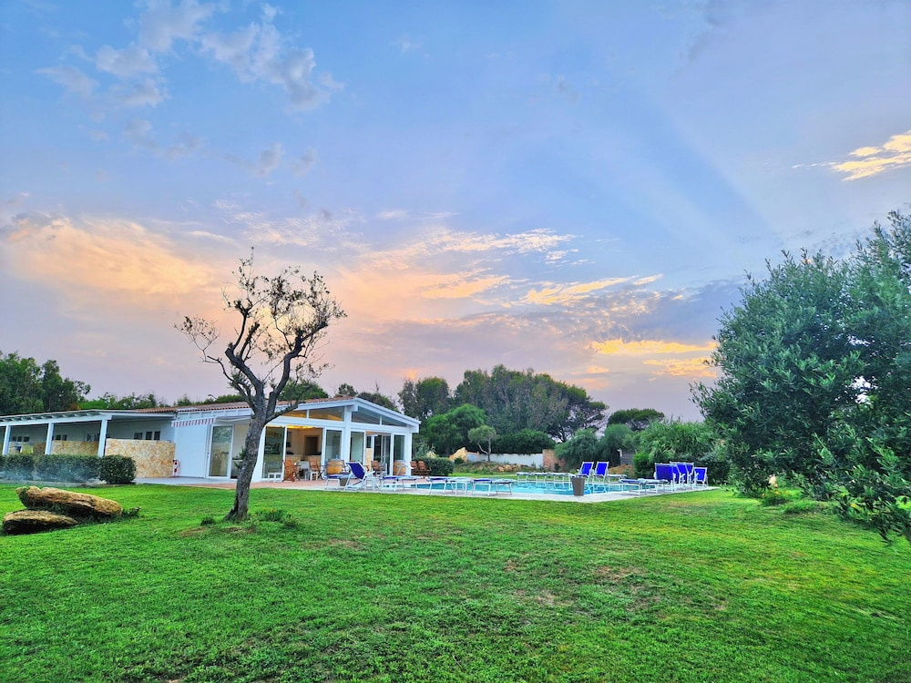Hotel with swimming pool near Stintino